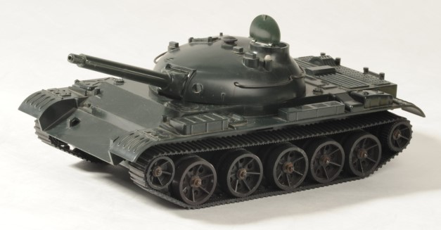 Spielzeug-Panzer (30 cm lang und 15 cm breit) aus einem DDR-Kindergarten