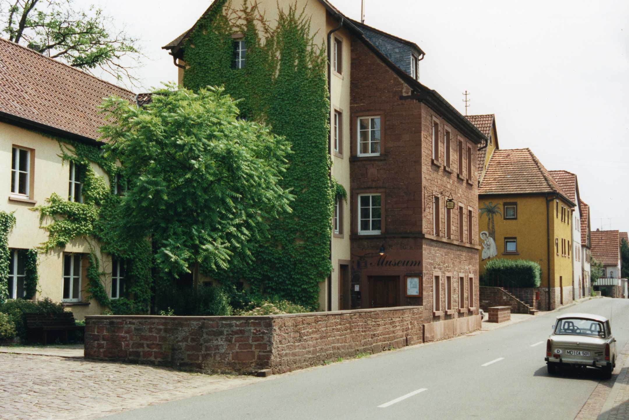 Auenansicht des Lohrer Schulmuseums von der Hauptstrae her. Der Trabi auf der Strae gehrt einem Museumsbesucher aus Magdeburg. (Foto: Eduard Stenger)