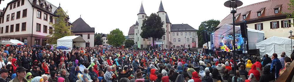 Die Erste Allgemeine Verunsicherung (EAV) auf dem Schlossplatz in Lohr a. Main