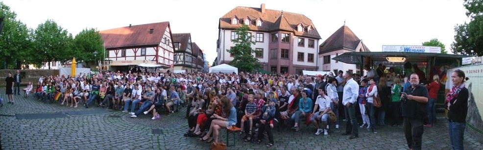 Public Viewing beim Lohrer Altstadtfest 2012 auf dem Schlossplatz