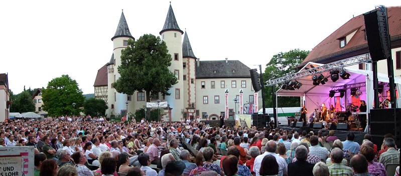 Ausverkaufter Schlossplatz beim Open Air Concert mit Haindling