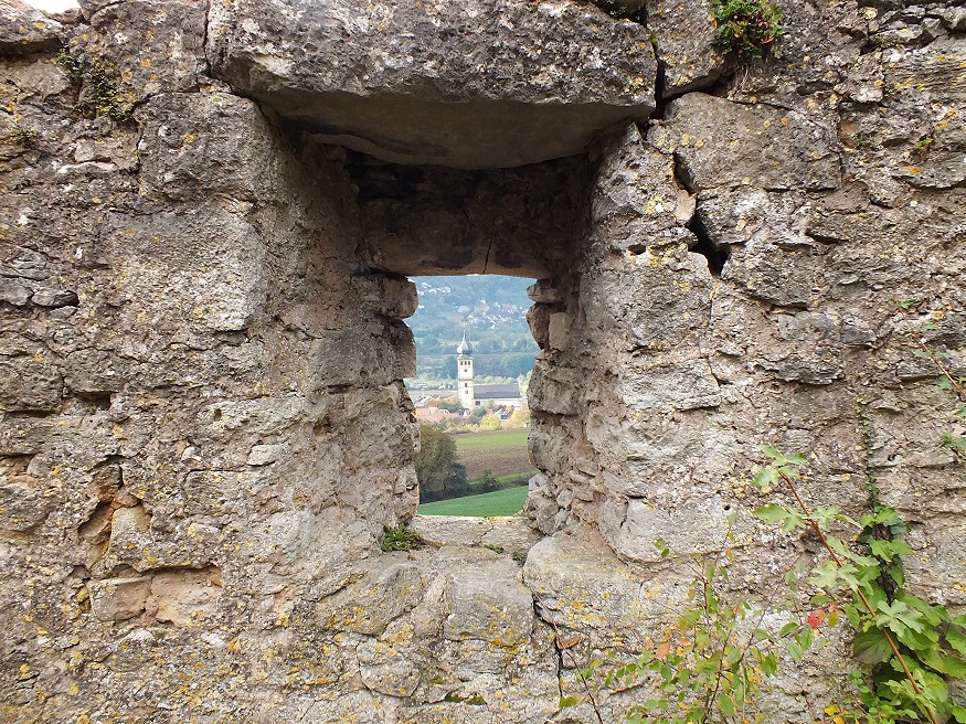 Blick von der Trimburg auf Langendorf im Saaletal