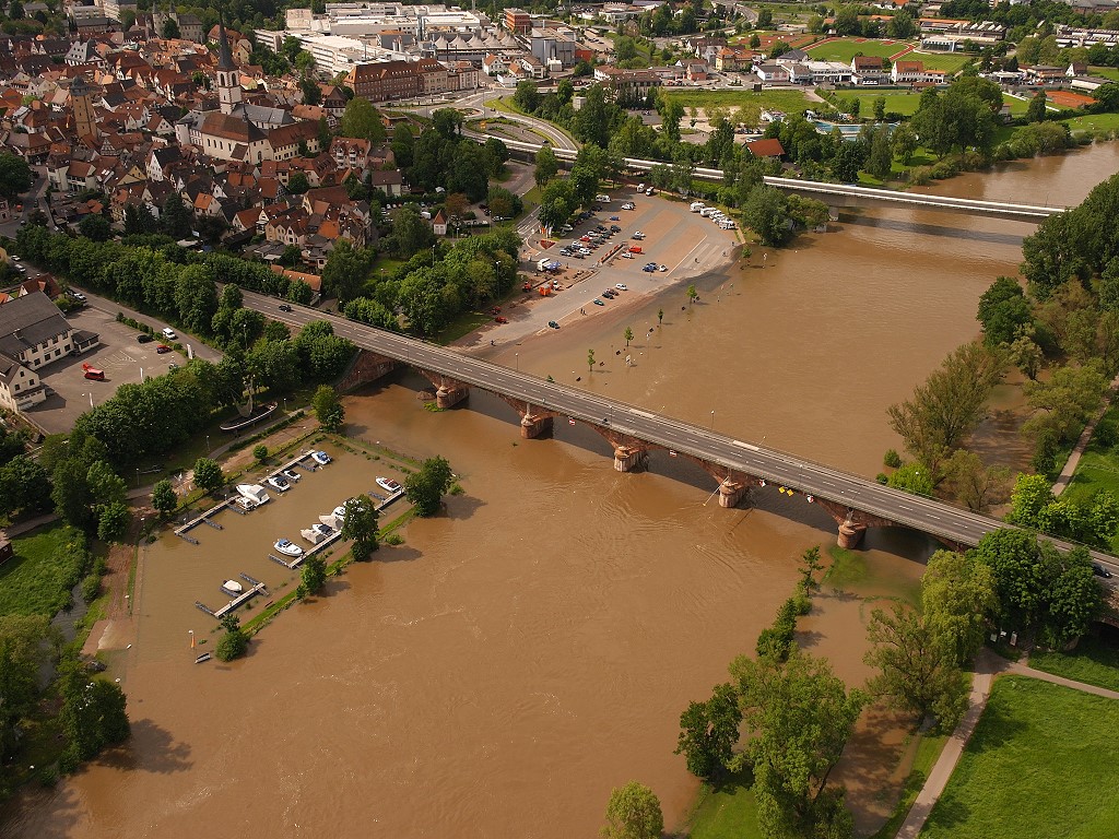 Blick auf die alte Mainbrcke und die Mainlnde in Lohr a. Main