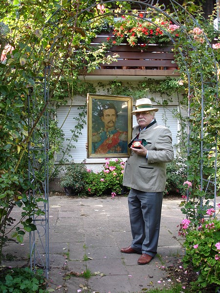 Werner Karl Stenger vor der „kartoffelkniglichen Residenz“ in Lohr-Halsbach mit den Geschenken des Kartoffelknigs