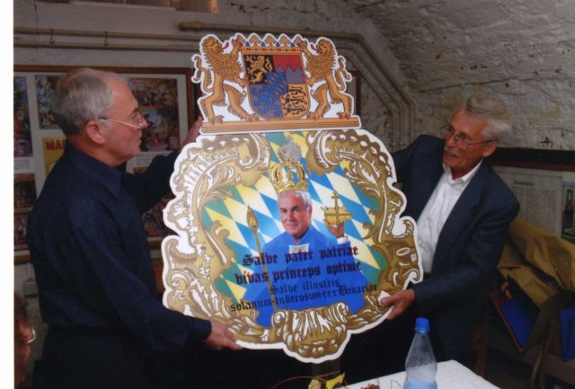 Ein Flach-Denkmal für den Kartoffelkönig enthüllte am 25.