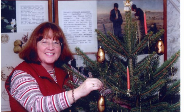 Monika Stenger, die Gemahlin des Kartoffelkönigs, schmückt das