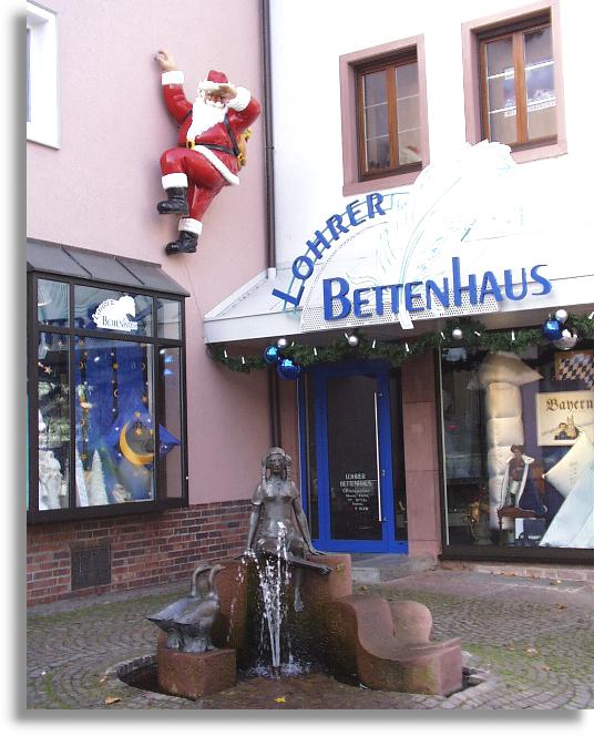 Gänseliesel Brunnen und  Lohrer Bettenhaus