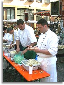 Spargelschälen im Eiltempo
