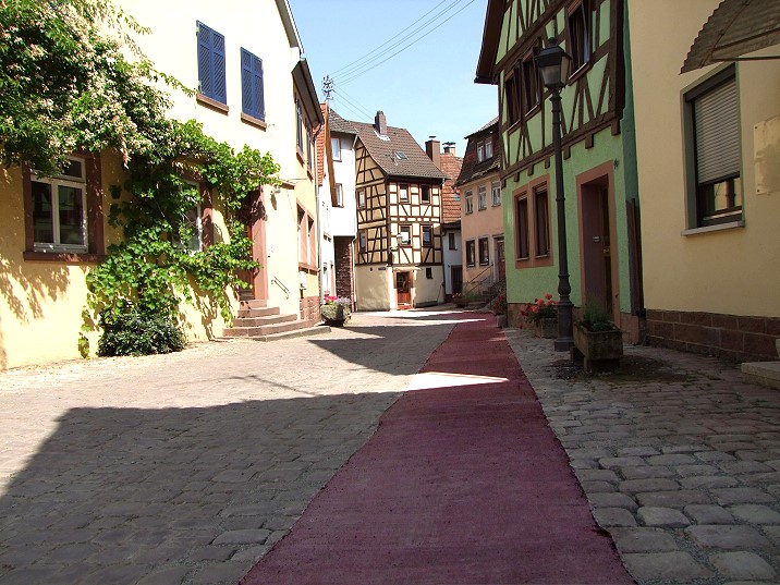 Der Weg ist rot auch in der Fischergasse in Lohr a. Main