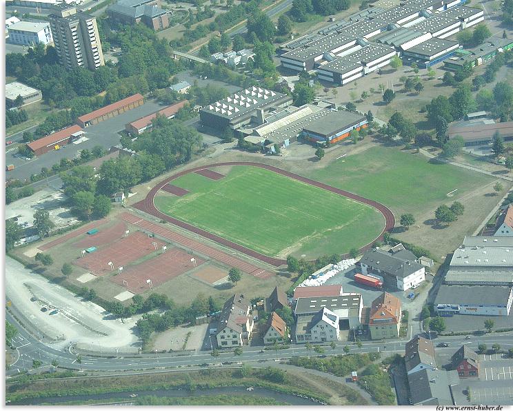 Das Nägelsee Schul und Sportgelände im Vordergrund die Bahnhofstrasse