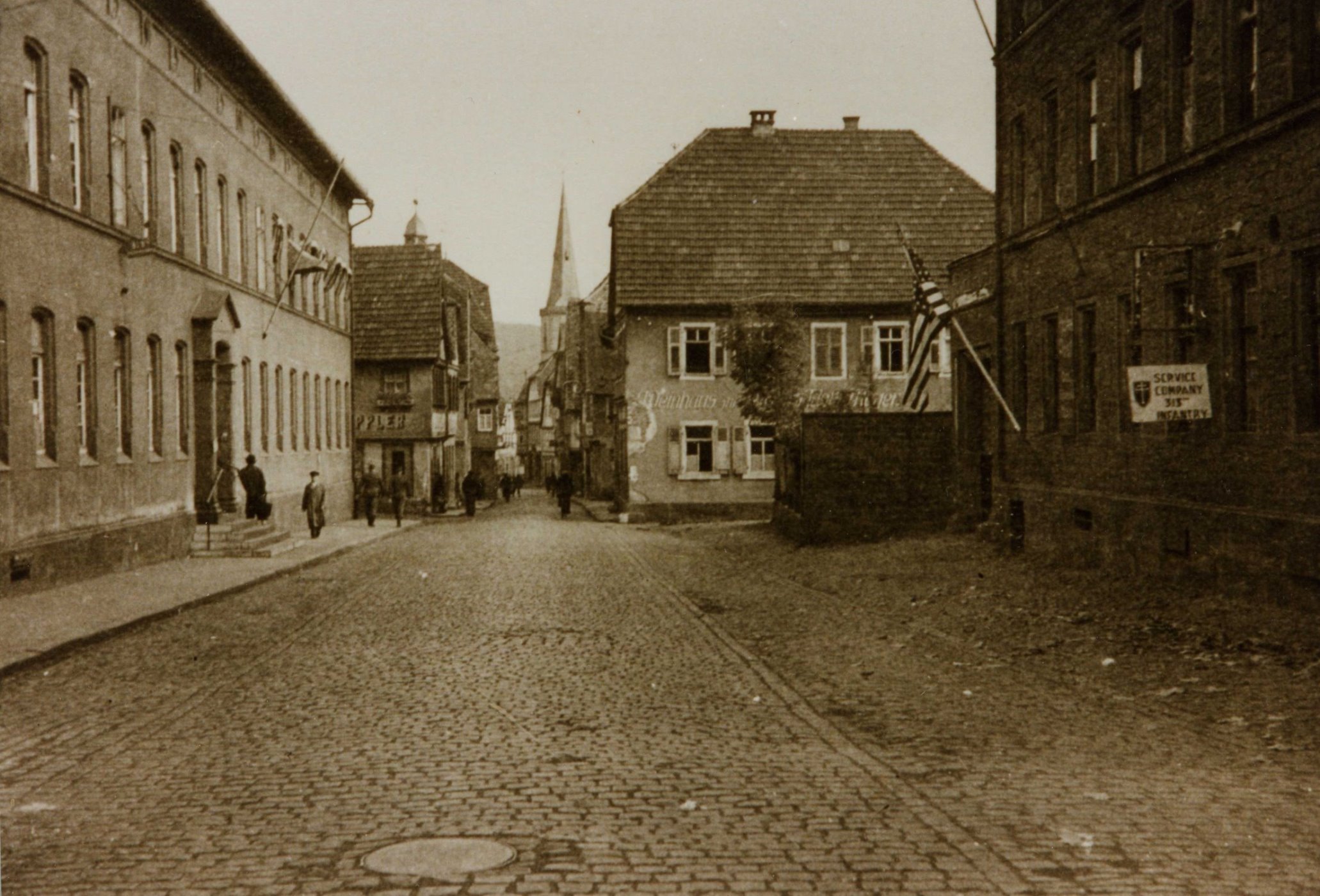 US-Sternenbanner, Bekanntmachung („Warnung“) im „Mitteilungsblatt fr die Aemter, Behrden und das Brgermeisteramt Lohr“, Nr. 6 vom 11. Mai 1945 und Schlsselbund als Hinweis auf drohende Gefngnisstrafen bei Vergehen gegen die Anordnungen der US-Militrregierung (Darstellung in einer Ausstellungsvitrine im Schulmuseum)