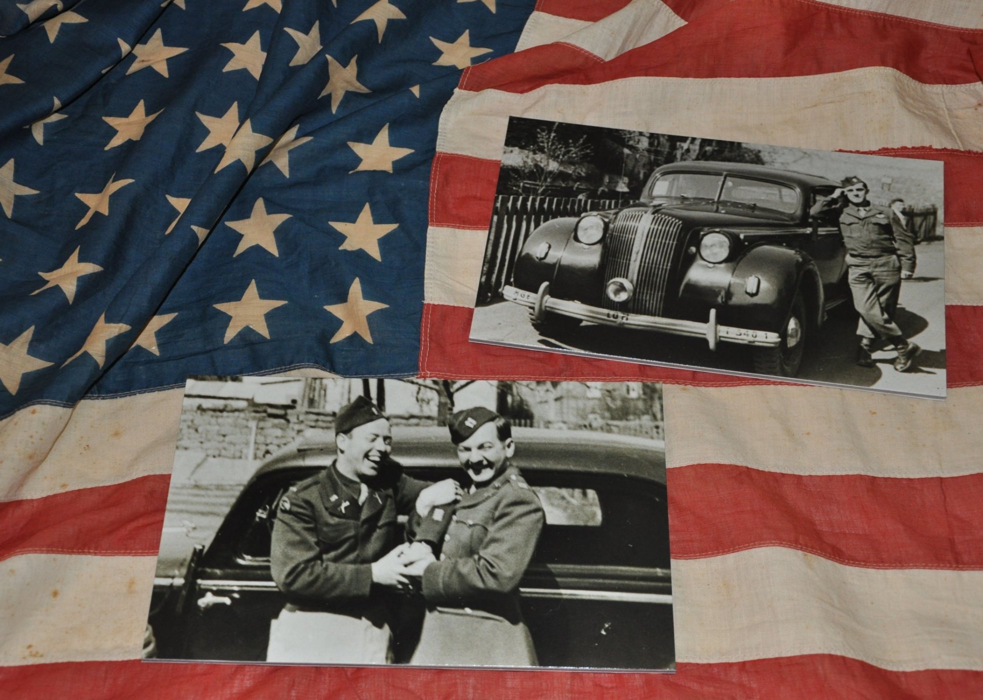 US-Sternenbanner und amerikanische Besatzungssoldaten