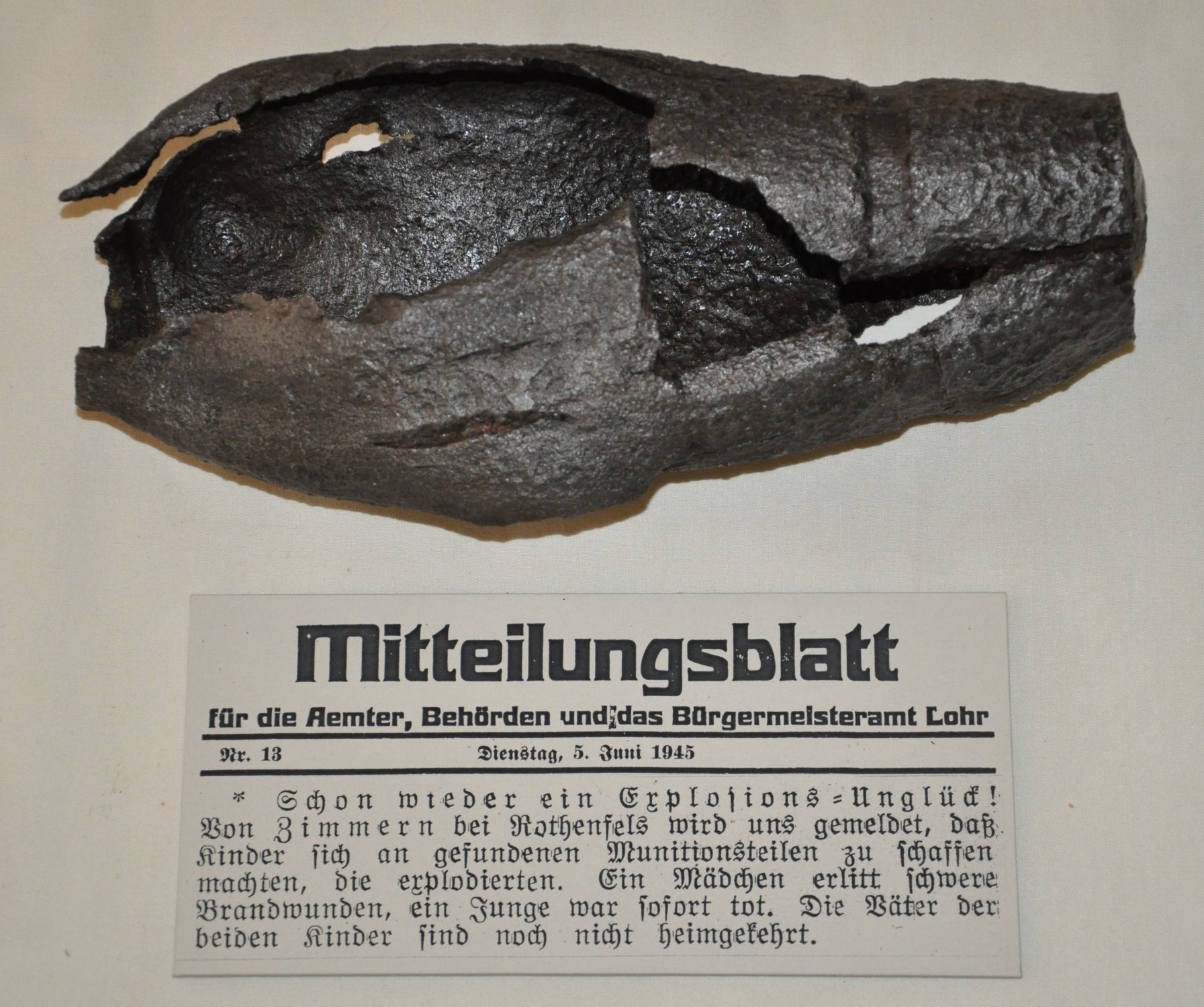 Die Hinterlassenschaft des Krieges – Fundmunition gefhrdet das Leben der spielenden Kinder: explodierte Granaten und ein warnender Hinweis im Mitteilungsblatt am 5. Juni 1945: „Schon wieder ein Explosions-Unglck!“