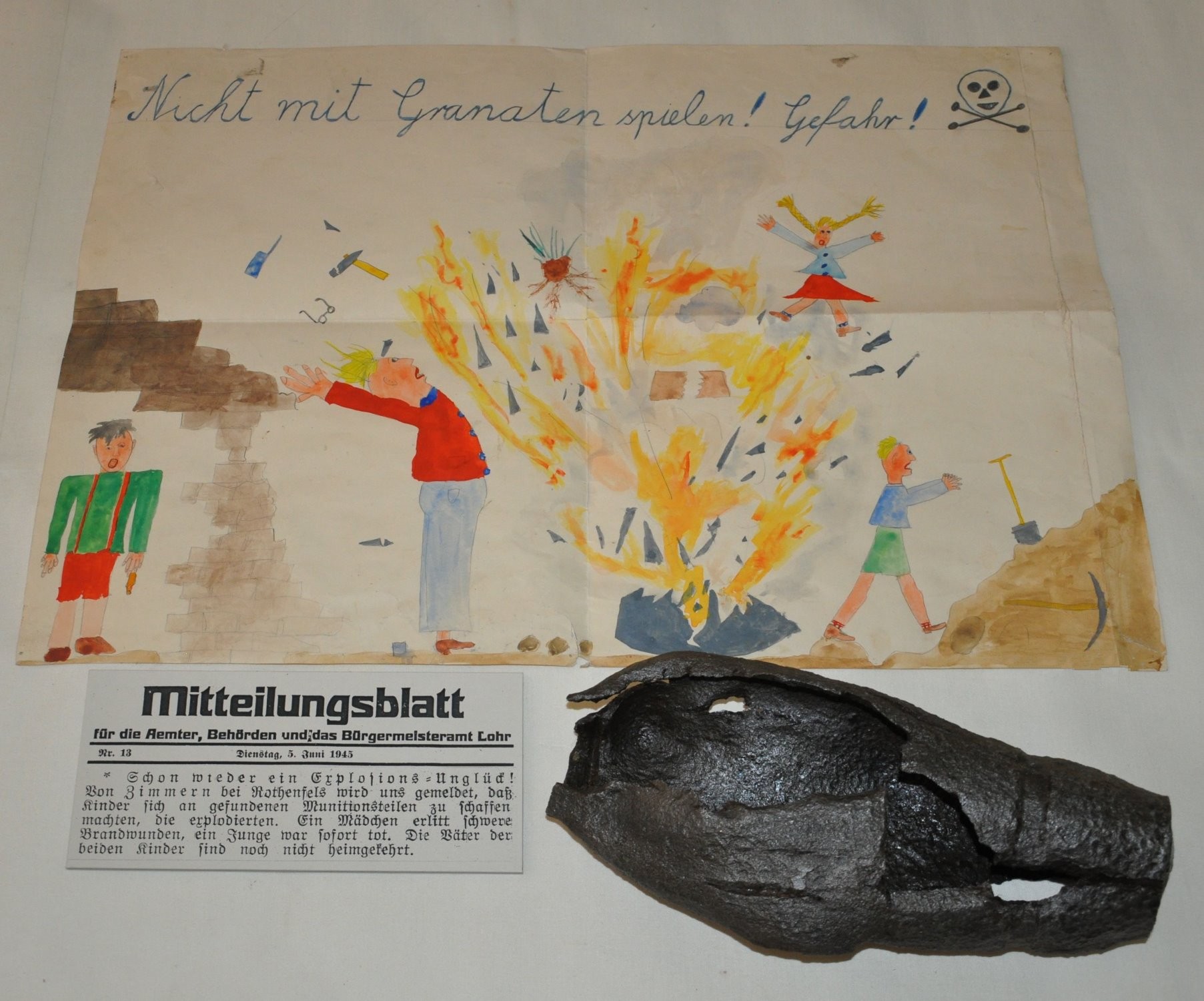 Die Hinterlassenschaft des Krieges – Fundmunition gefhrdet das Leben der spielenden Kinder: explodierte Granaten und ein warnender Hinweis im Mitteilungsblatt am 5. Juni 1945: „Schon wieder ein Explosions-Unglck!“ Dazu ein „Kindergemlde“: „Nicht mit Granaten spielen! Gefahr!“