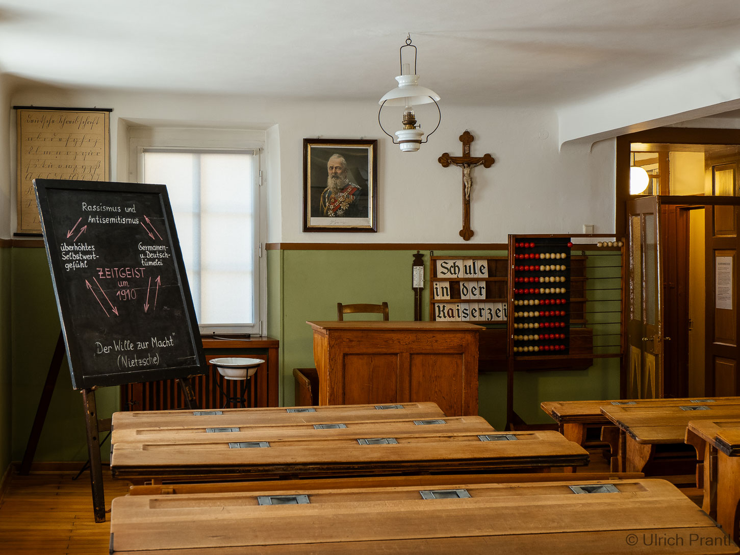 Klassenzimmer um 1910, Raum-Teilansicht im Lohrer Schulmuseum, (Foto: Ulrich Prantl)