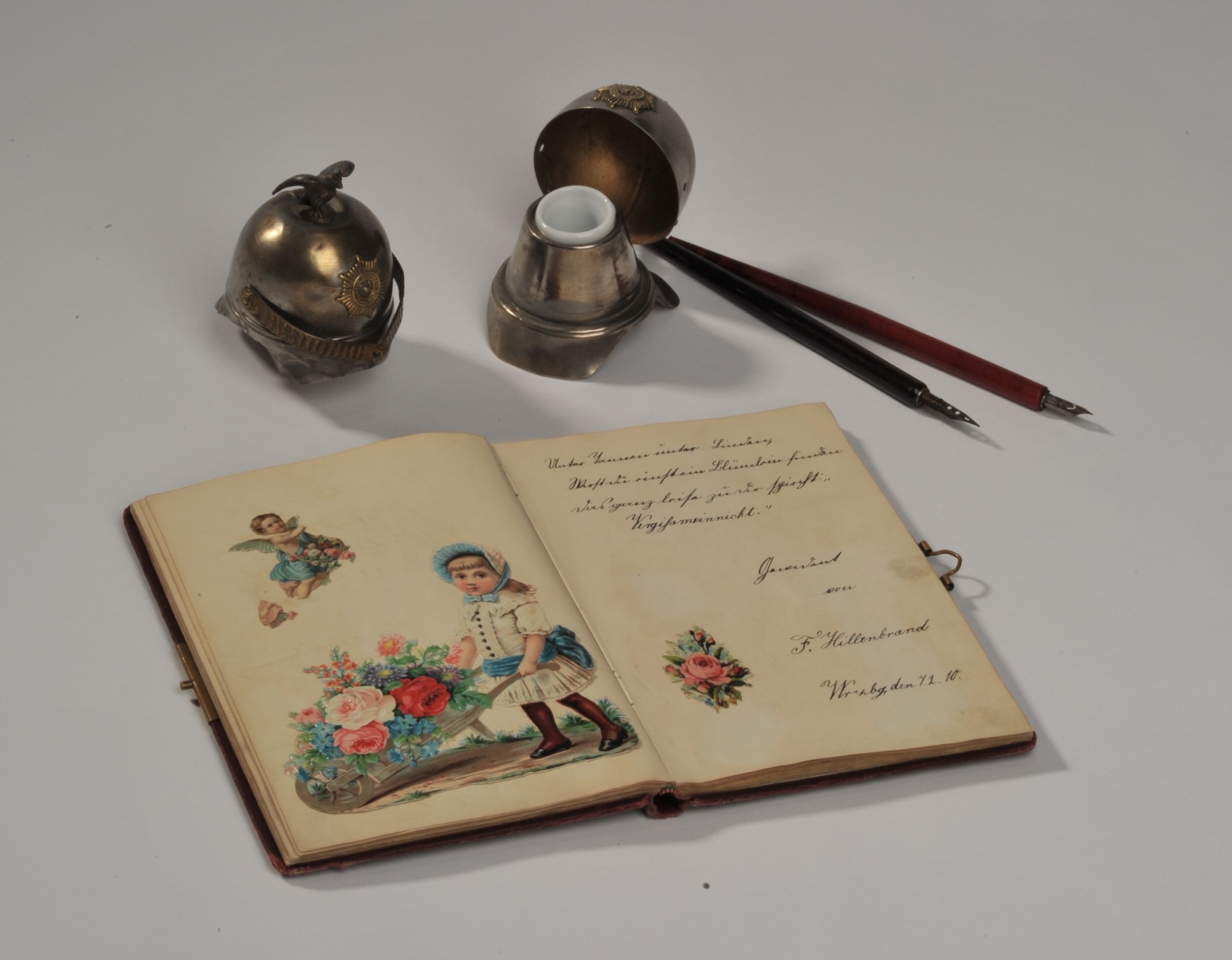 Originalgetreue Miniaturnachbildungen des Helmes des preuischen „Garde du Corps“-Regiments als Tintenfsschen, um 1910 – interessante Belegstcke fr den berschumenden Militarismus dieser Zeit, und Doppelseite aus dem Album einer Wrzburger Schlerin mit Eintrgen von 1907 bis 1915