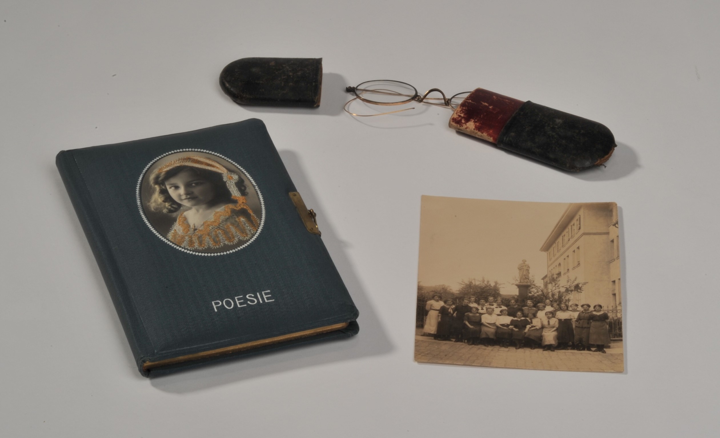 Poesiealbum der Lohrer „hheren Tochter“ Karolina („Lilly“) Gpfert mit Eintrgen aus dem Jahr 1914, Abschlussfoto 1914 vor dem Institut der Franziskanerinnen, hintere Reihe rechts neben dem Denkmal stehend Karolina Gpfert. Die meisten Eintrge in dem Poesiebuch stammen von den Mitschlerinnen.