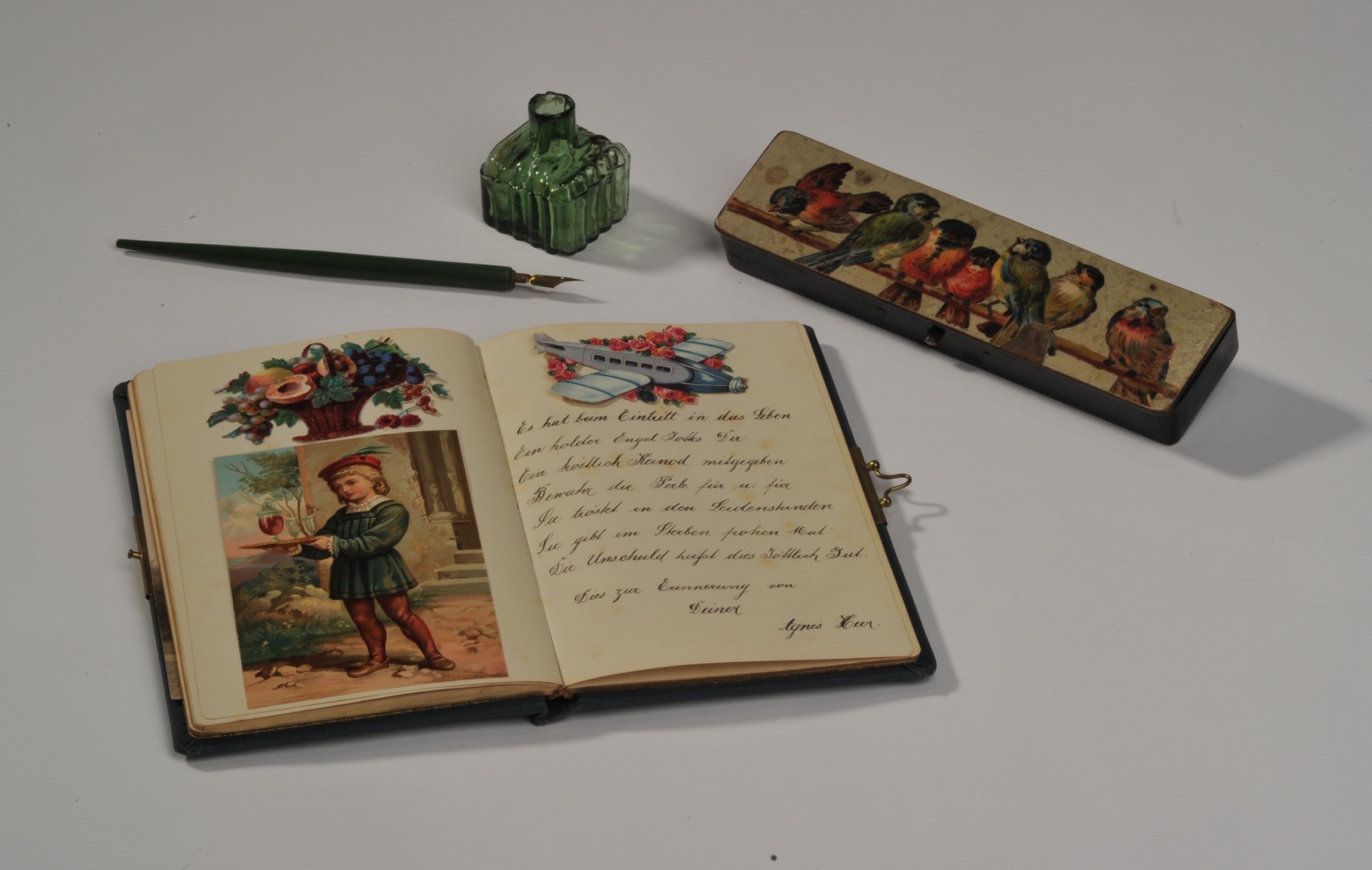 Doppelseite aus dem Poesiealbum der Lohrer „hheren Tochter“ Karolina („Lilly“) Gpfert mit Eintrgen aus dem Jahr 1914; dazu passendes Schreibset.