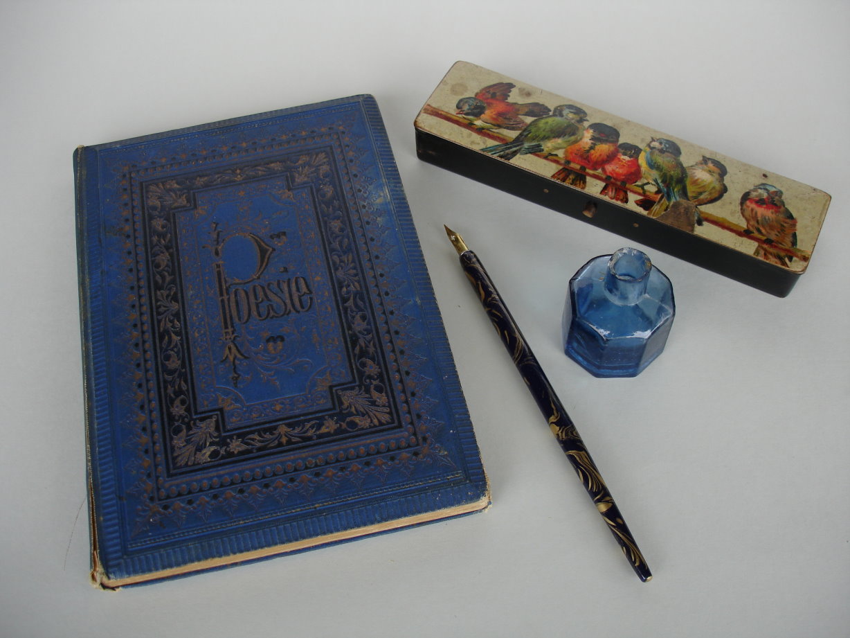 Poesiealbum der Theresia Freitag (verh. Stenger) aus Halsbach mit Eintrgen aus dem Jahr 1918; dazu Griffelkasten, Schreibfederhalter und Tintenfass