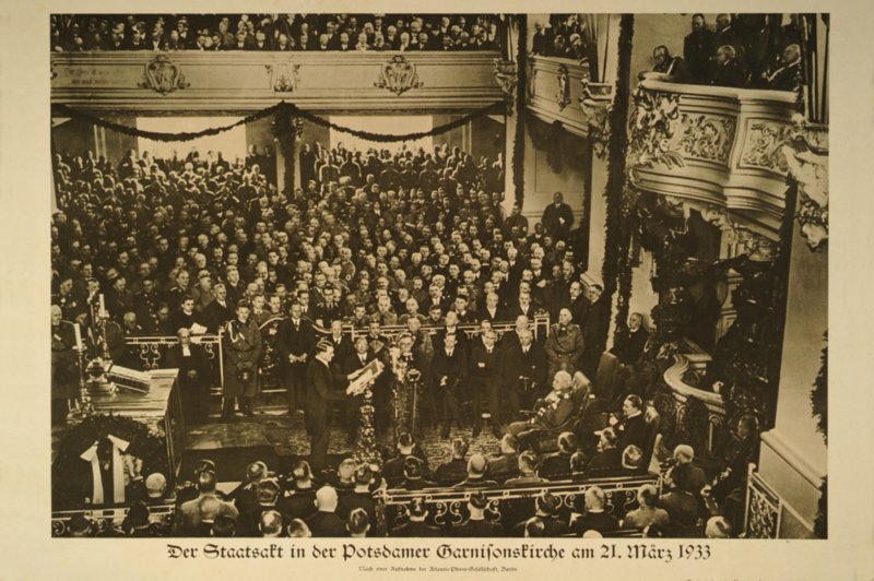 Schulwandbild 1933: „Der Staatsakt in der Potsdamer Garnisonskirche am 21. März 1933“. (Foto: Udo Kleinfelder, Lohr)