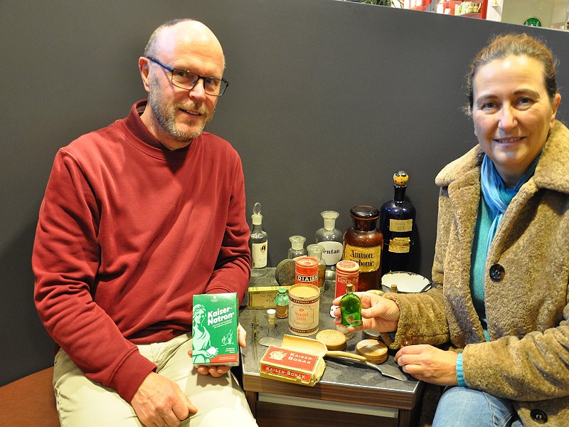 Bettina Merz, Mitarbeiterin im Lohrer Schulmuseum und Peter Imgrund, Besitzer der Hubertusapotheke