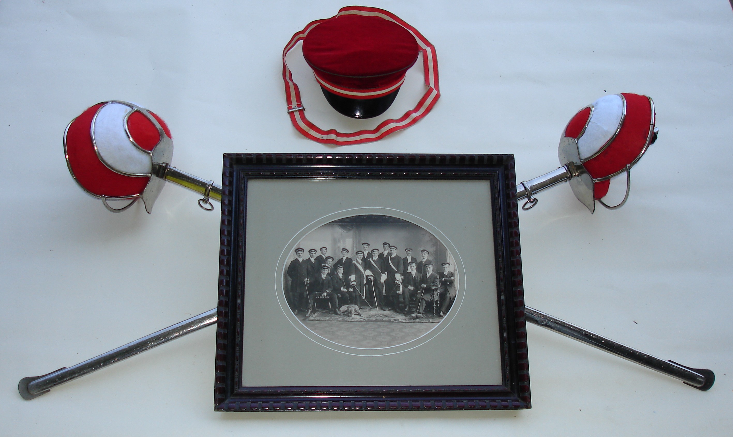 Die restaurierten Paradeschlger (= Degen); Mtze, Couleurband (alle in den "Verbindungsfarben"rot-wei-rot) sowie das "offizielle" Foto der 1. Lohrer Abituria 1905