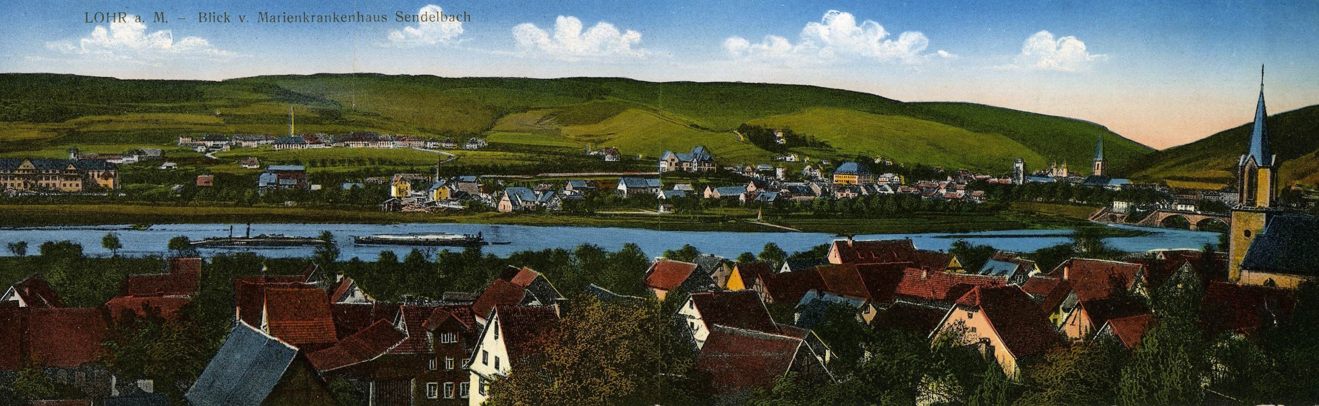"LOHR a. M. - Blick v. Marienkrankenhaus Sendelbach", kolorierte Panorama-Postkarte, um 1914: Das 1904 erffnete neue Gymnasialgebude steht fast genau in der Mitte der Fotografie.
