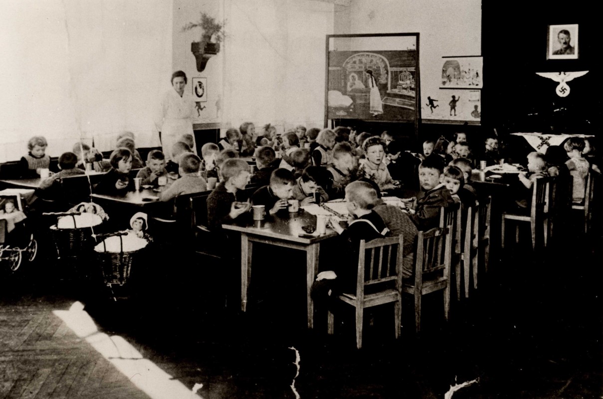 Der Lohrer Kindergarten (undatiertes Foto) – Hitlerbild und Hakenkreuz gehörten auch im Kindergarten zum