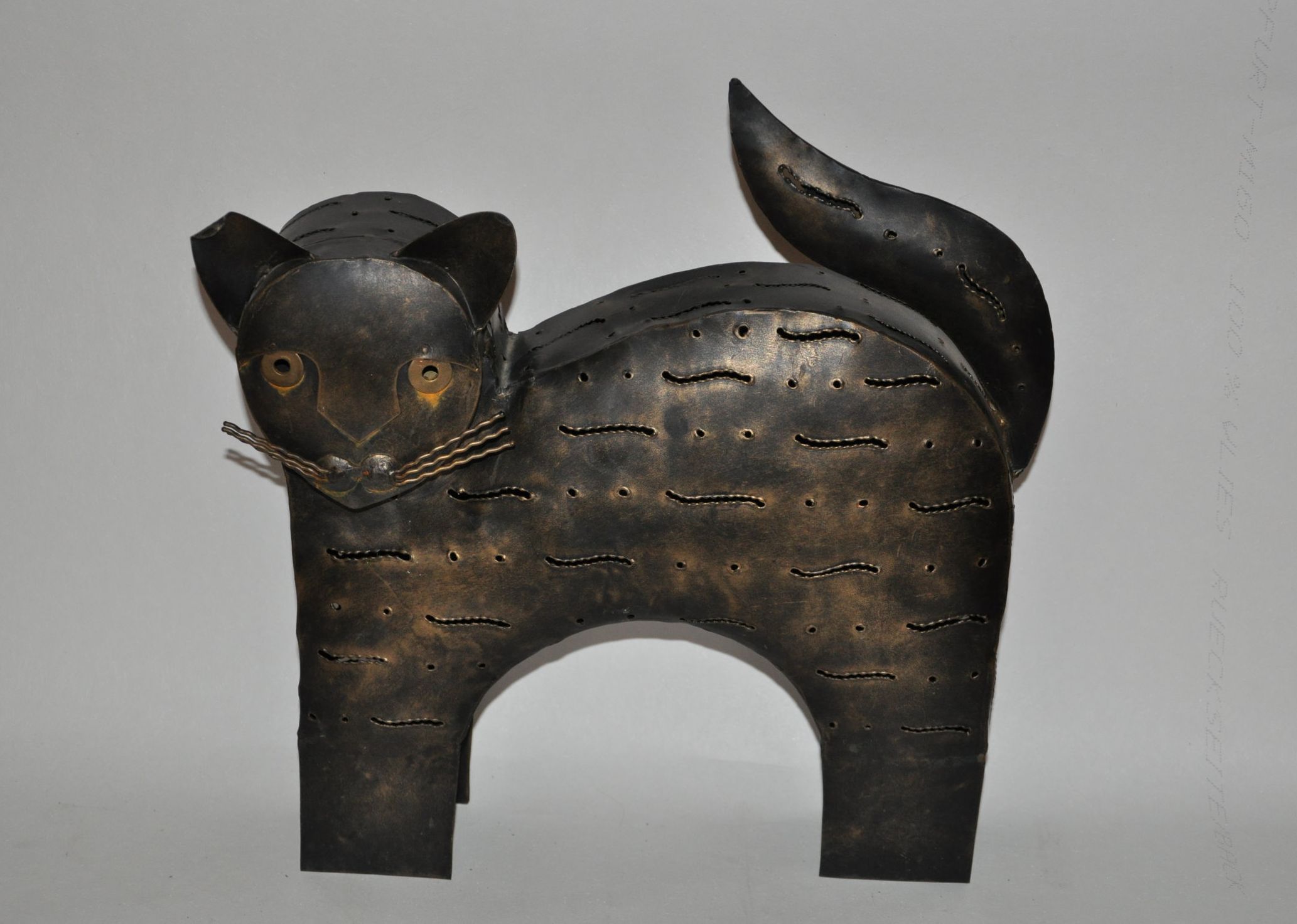 Dekokatze aus Metall