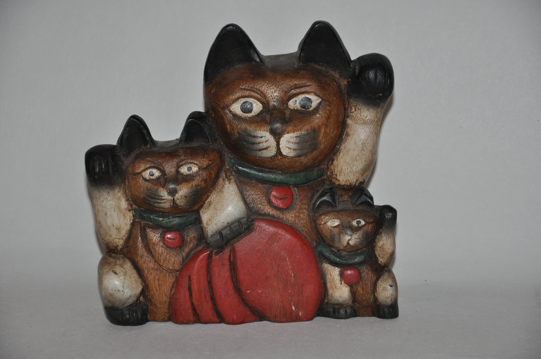 Katzenmutter mit Ihren zwei Jungen aus Massivholz (Monika Stengers Lieblingsmotiv)
