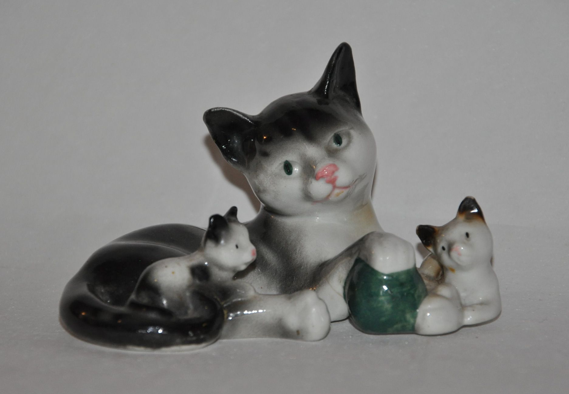 Katzen mit Jungen aus Porzellan