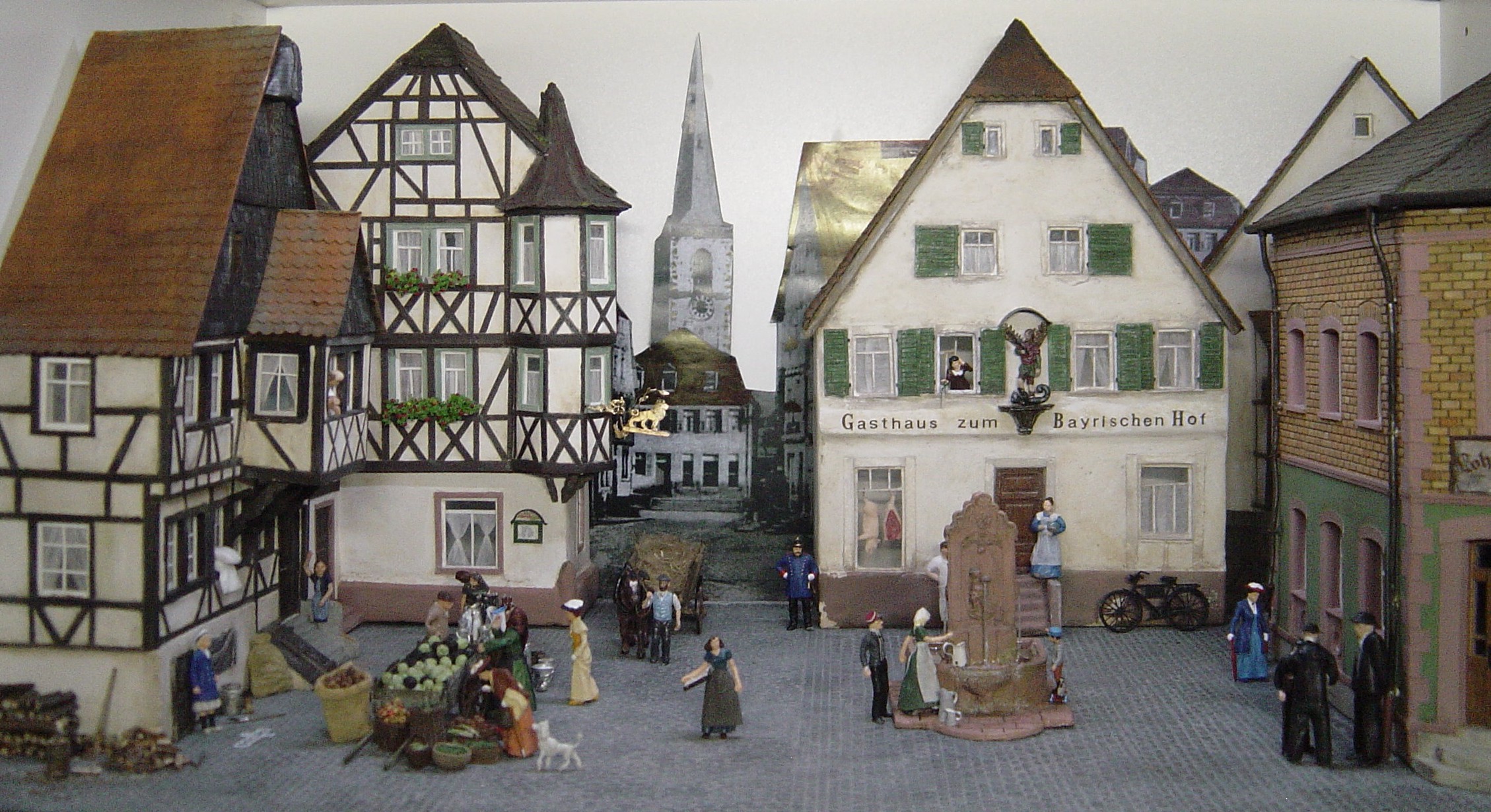 Bekannte Lohrer Gebäude, die ihren ursprünglichen Platz verlassen und sich auf dem Marktplatz niedergelassen haben