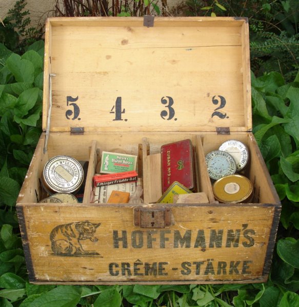 Gegenstände aus dem reichhaltigen Angebot des Trödelmarktes aus der Zeit vor 1945 (Foto: Schulmuseum)