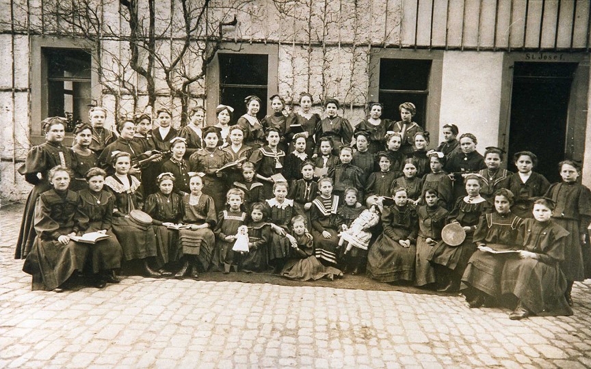 Internatsschülerinnen um 1908