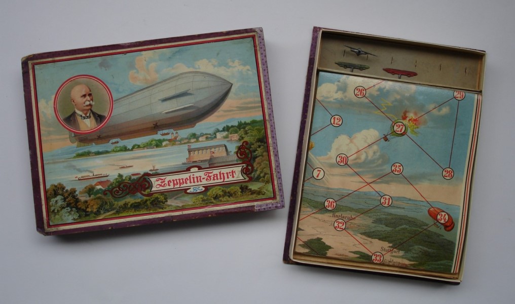 „Zeppelin-Fahrt“; Deckelillustration eines Würfelspiels um 1910