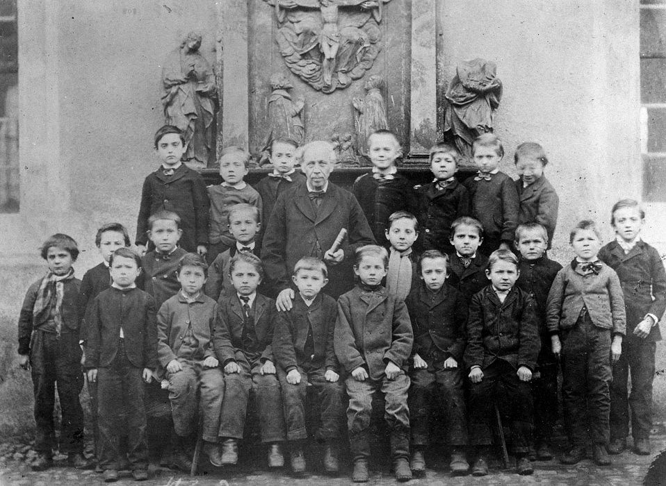 Der 1811 in Waldzell geborene Lehrer Johann Georg Sder, - seit 1835 an der Lohrer Volksschule und seit 1875 Ehrenbrger von Lohr am Main - mit seiner letzten Schulklasse 1883; (Aufnahme vor der Lohrer Pfarrkirche; Repro: Udo Kleinfelder, Lohr)