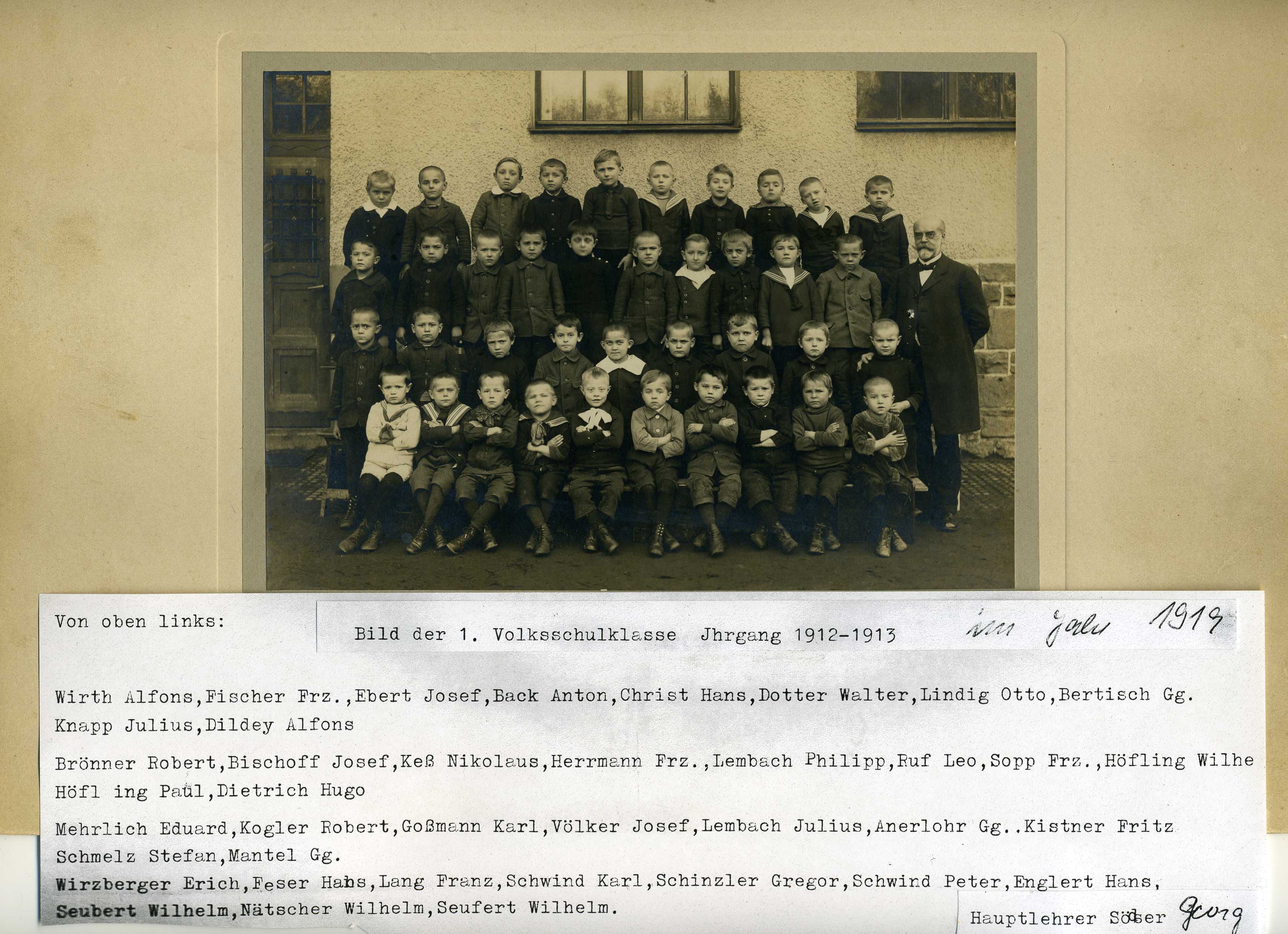 Die erste Volksschulklasse der Lohrer Knabenschule mit ihrem Lehrer Georg Sder im Schuljahr 1919. Nach dem Ersten Weltkrieg wurden die Schulanfnger in der Regel nicht mehr "Schulrekruten" genannt. Die Bezeichnung "ABC-Schtze" wird gelegentlich noch heute verwendet.