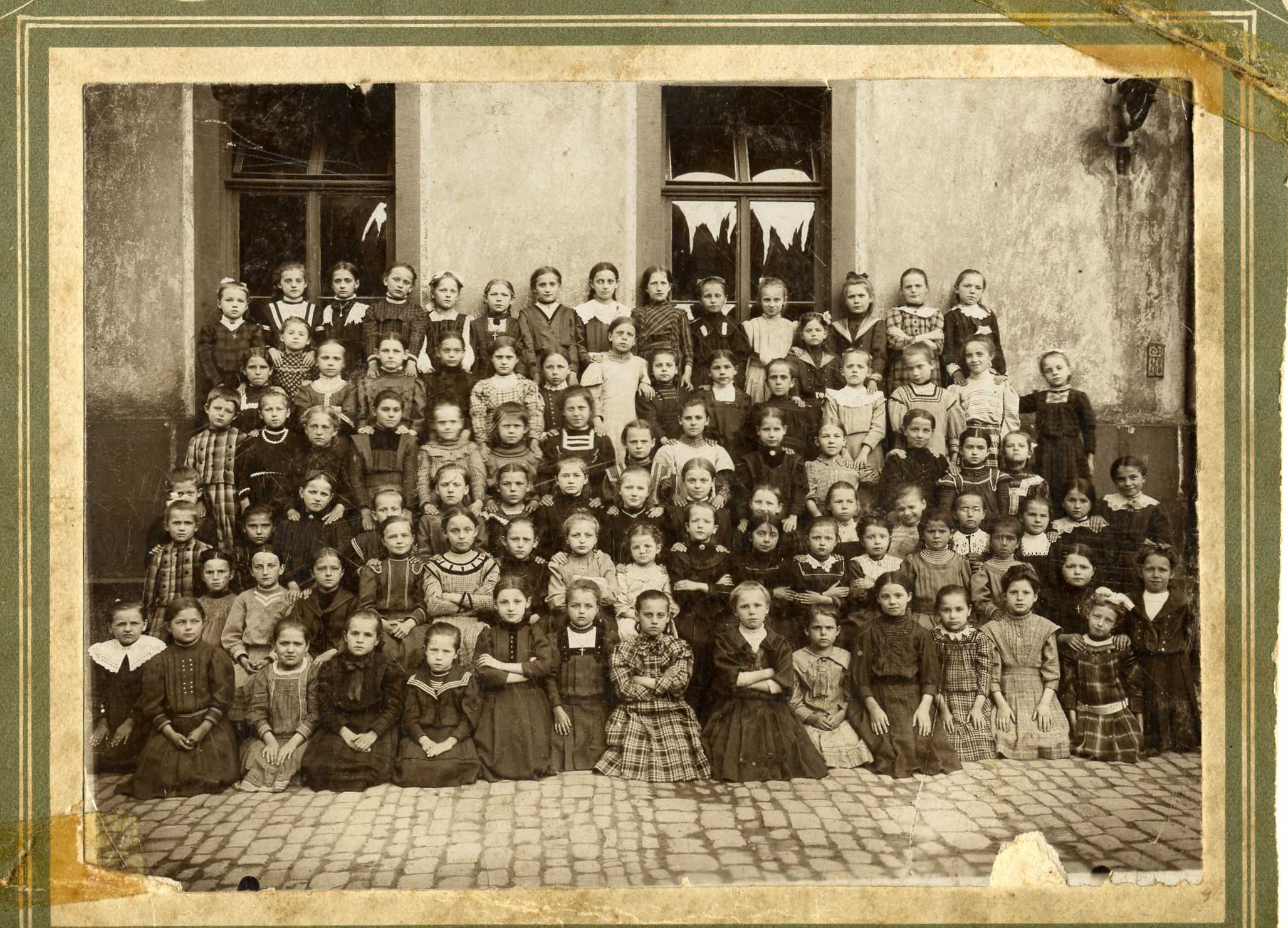 Schlerinnen (Geburtsjahrgnge 1901-1903) der Lohrer Mdchenschule (Volksschule), Aufnahme vor dem Schulhaus (heute Musikschule) um 1910; (Repro: Eduard Stenger)