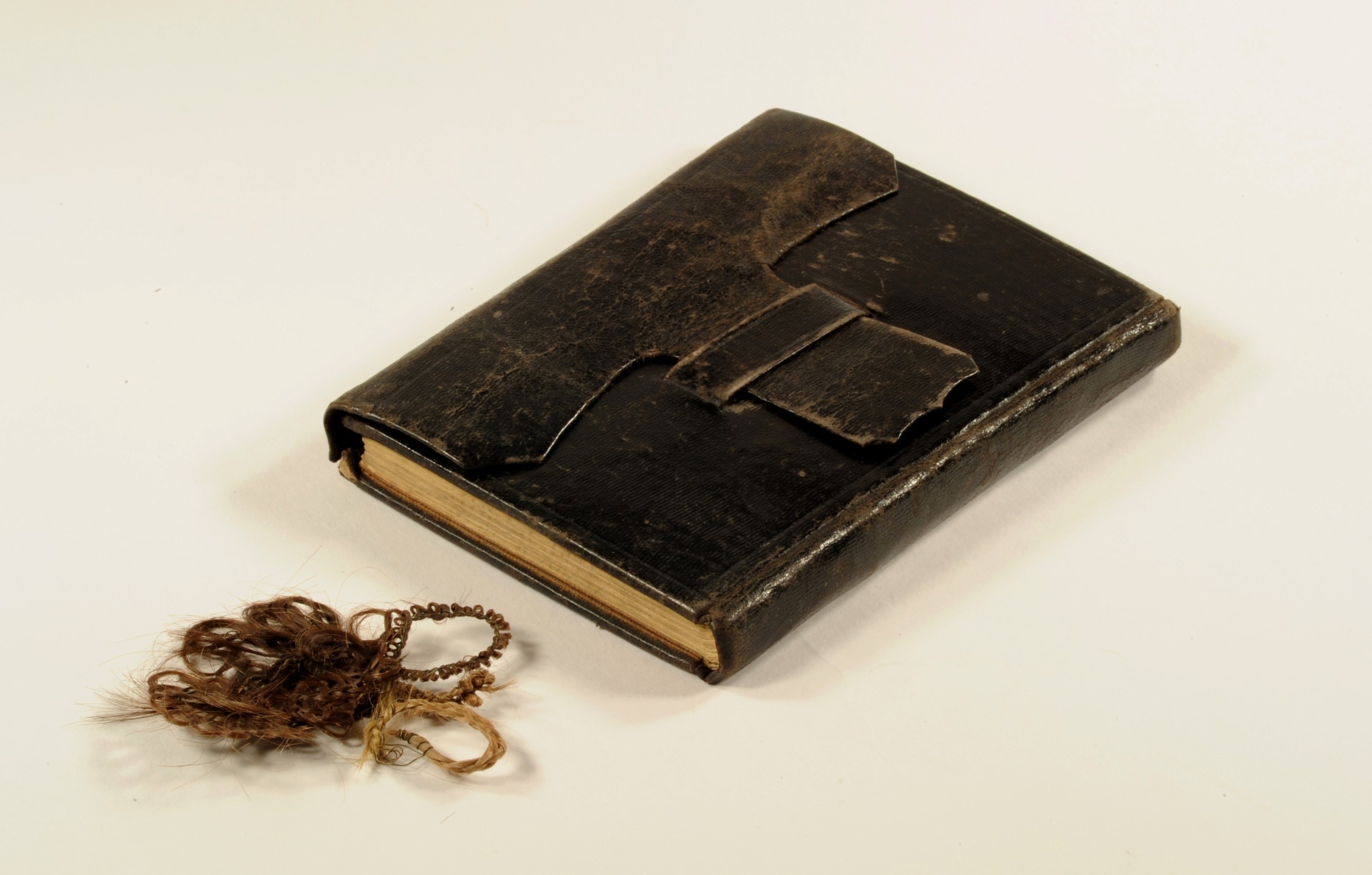 Tagebuch des Franz Niedermaier und  kunstvoll geflochtene kleine Haarteile, wahrscheinlich die einzigen Erinnerungsstcke des Lohrer Auswanderers an seine Familie und Freunde in Lohr am Main aus der Umschlagtasche des Tagebuches.
