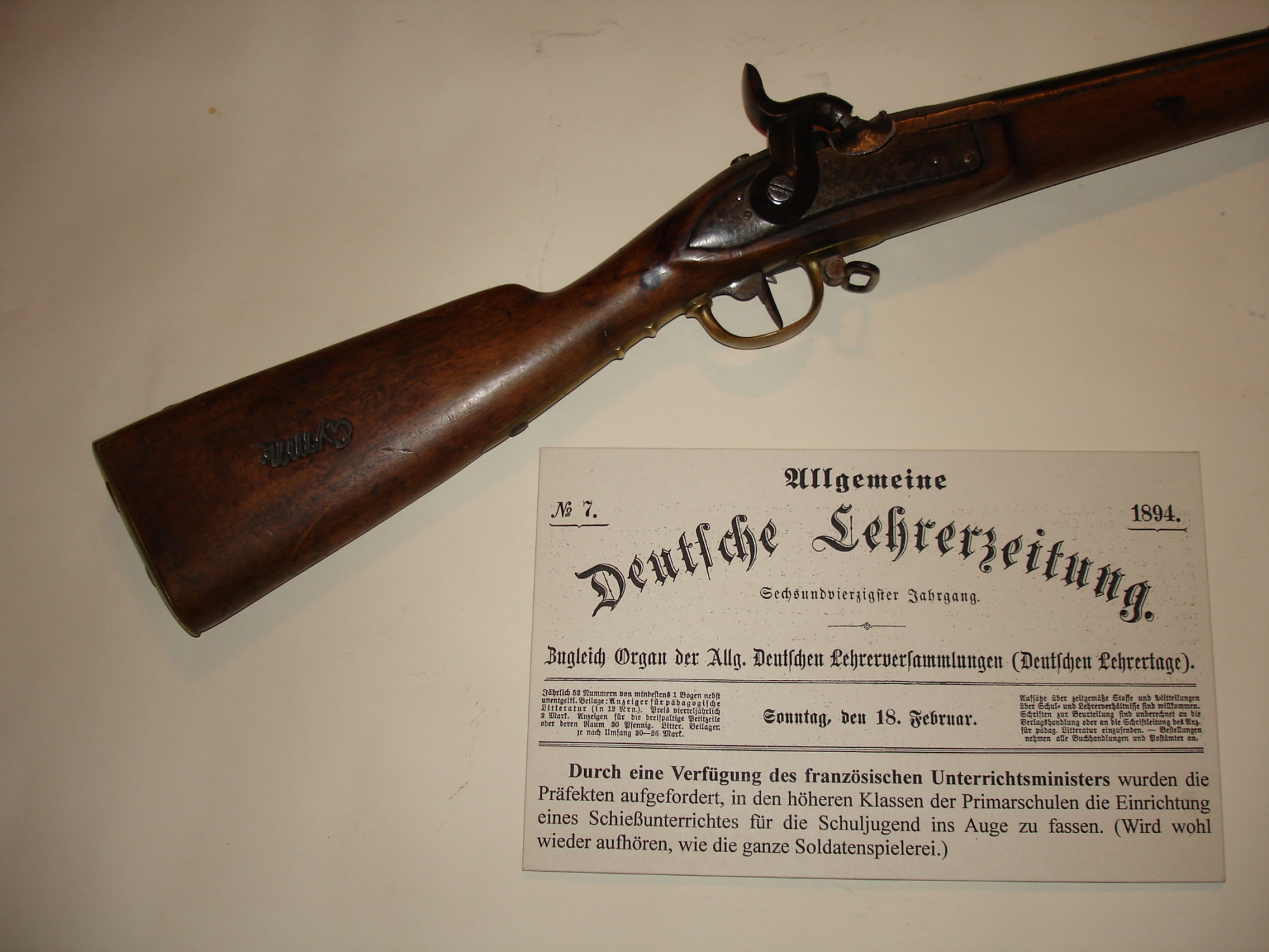 Erziehung zum Krieg: Schieunterricht an den Schulen (Artikel in der „Allgemeinen Deutschen Lehrerzeitung“) und Schweizer Schler-Gewehr mit dem Schaftbrand „Gymn.“ („Gymnasium“) auf dem Gewehrkolben, um 1870. Der Schieunterricht gehrte zum obligatorischen Bestandteil der Lehrplne an den Schweizer Gymnasien.