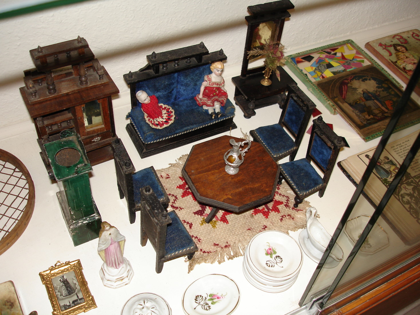 Womit die 1865 geborene Lohrer Kaufmannstochter Maria Sopp als kleines Mdchen spielte. (Vitrine-Teilansicht)