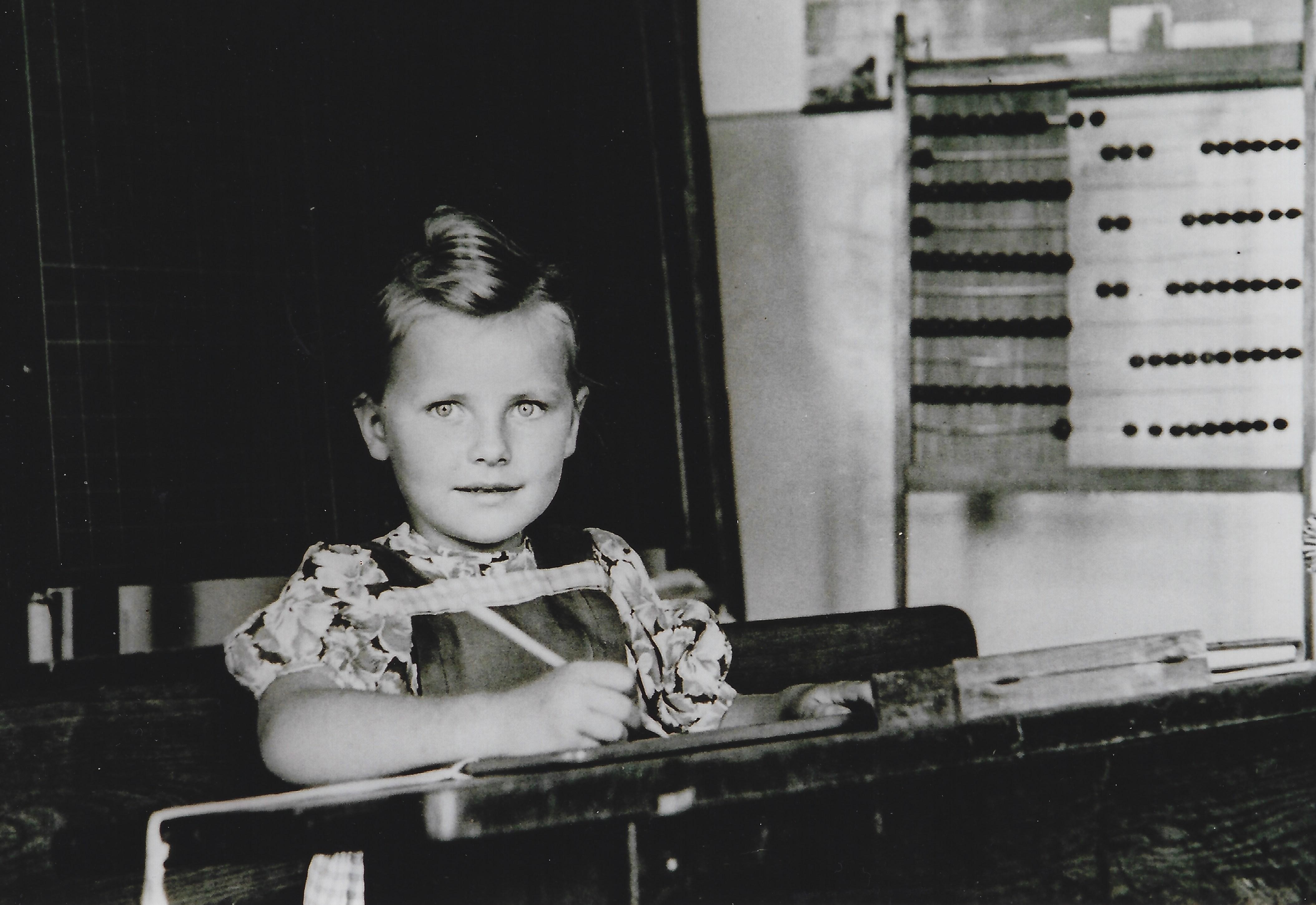 Die Lohrer Schulanfngerin Gisela Belinski 1949, rechts daneben die „Russische Rechenmaschine“