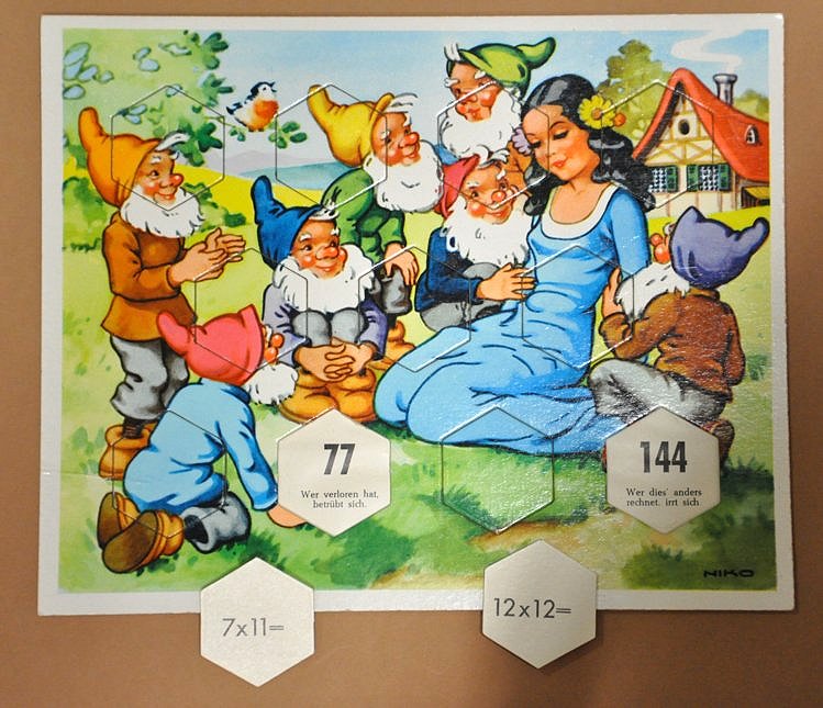 „Schneewittchen“, aus: „MRCHEN 1 x 1; RUND UM DIE SCHNSTEN DEUTSCHEN MRCHEN“; Rechenspiel, um 1960